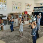 Barwne balony zabawa ruchowa