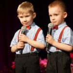 Chłopcy podczas występu
