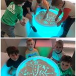 Chłopcy rysują na podświetlanym stoliku