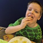 Chłopiec próbuje cytrynę