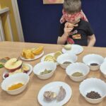 Chłopiec wącha cebule