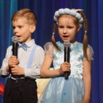 DZieci śpiewają piosenkę