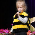 DZiewczynka recytuje wierszyk