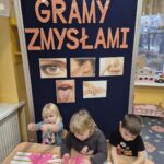 Dzieci bawią się piaskiem kinetycznym