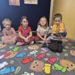 Dzieci dobierają do pary rękawiczki