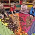 Dzieci dotykają dary jesieni