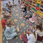 Dzieci grają na cymbałkach