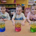 Dzieci obserwują doświadczenie