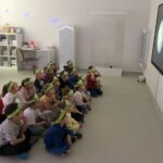 Dzieci oglądają film edukacyjny