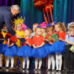 Dzieci otrzymują książki