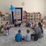 Dzieci podczas zajęć edukacyjnych