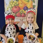 Dzieci pokazują swoją sałatkę