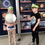 Dzieci prezentują zjawisko dnia i nocy na kuli ziemskiej