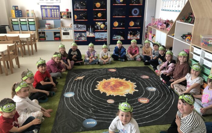 Dzieci przy makiecie z układem słonecznym