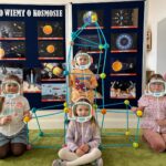 Dzieci przy rakiecie zbudowanej z rurek