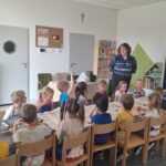 Dzieci słuchają p. Joanny