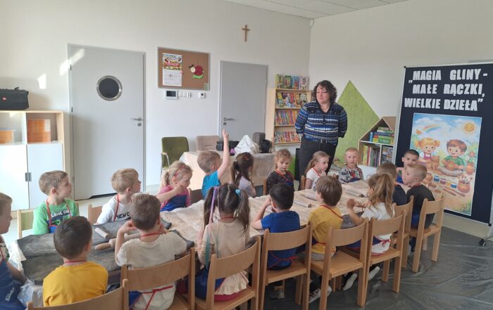 Dzieci słuchają p. Joanny