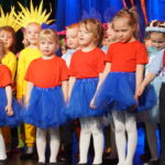 Dzieci śpiewają hymn przedszkola