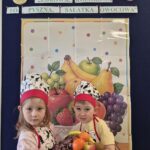 Dzieci trzymają paterę z owocami