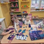 Dzieci tworzą budowle z klocków magnetycznych