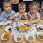 Dzieci tworzą mandale z przypraw