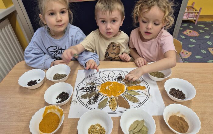 Dzieci tworzą mandale z przypraw