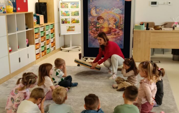 Dzieci-wybieraja-sie-w-podroz-nad-ocean