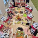 Dzieci z grupy Pszczółki przygotowują sałatkę