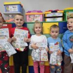 Dzieci z oddziału Krasnoludki biorące udział w konkursie