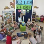 Dzieci-z-oddzialu-Zuczki-na-zajeciach-edukacyjnych-z-okazji-Dnia-Ziemi
