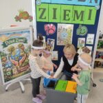 Dzieci-z-oddzialu-Zuczki-segreguja-smieci