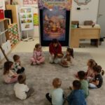 Dzieci-zapoznaja-sie-z-technika-relaksu