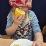 Dziecko próbuje cytrynę