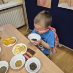 Dziecko wącha goździki