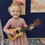 Dziewczynka gra na gitarze