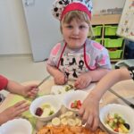 Dziewczynka kroi sałatkę