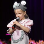 Dziewczynka recytuje wiersz