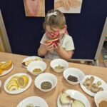 Dziewczynka wącha jabłko