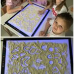 Dziewczynki rysują na podświetlanej tablicy