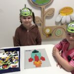 Dziewczynki ułożyły rakietę z mozaiki