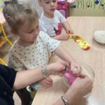 dzieci robią zajączki