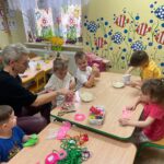 dzieci robią zajączki