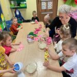 dzieci robią zajączki