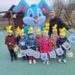 Dzieci z koszyczkami Bratki