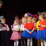 Pan Wój wręcza książki