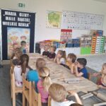 Pani Joanna rozdaje glinę