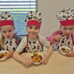 Przedszkolaki jedzą sałatkę