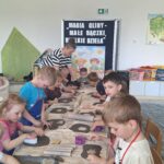 Przedszkolaki podczas warsztatów edukacyjnych