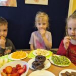 Przedszkolaki próbują owoce