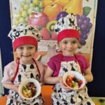 Przedszkolaki z wykonaną sałtką